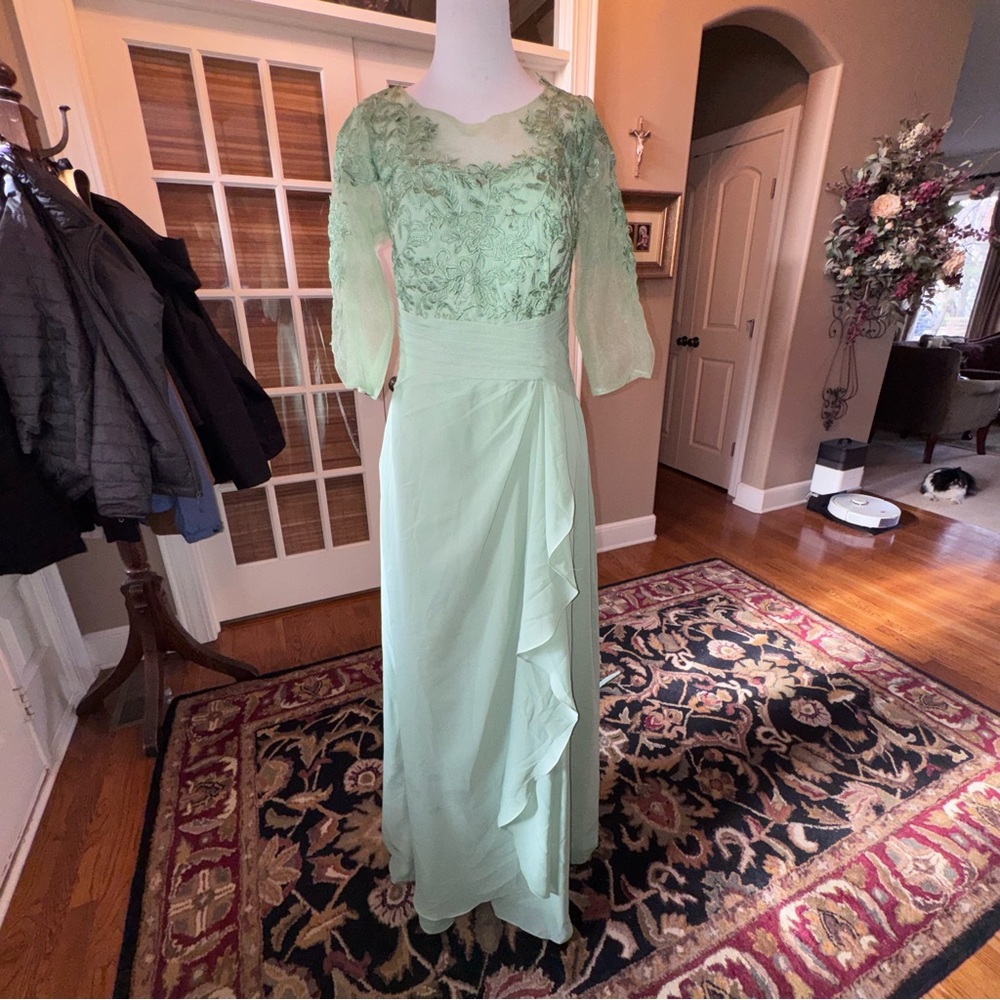 Miss Veil mint green lace and chiffon floor-length formal gown size 12 - Picture 2 of 16